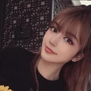 娱乐圈吃瓜撒娇现象背后：明星压力与粉丝互动的新解读