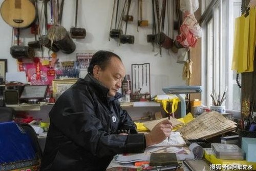 明星亲子写真中的温情与童真：镜头背后的家庭故事