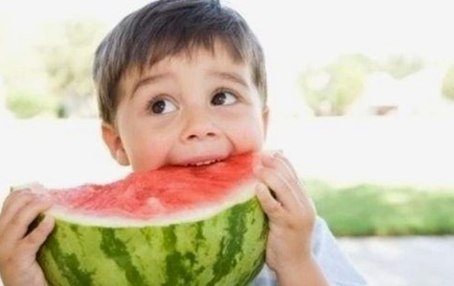 揭秘娱乐圈内幕：恋情绯闻与“娱乐吃瓜酱”现象