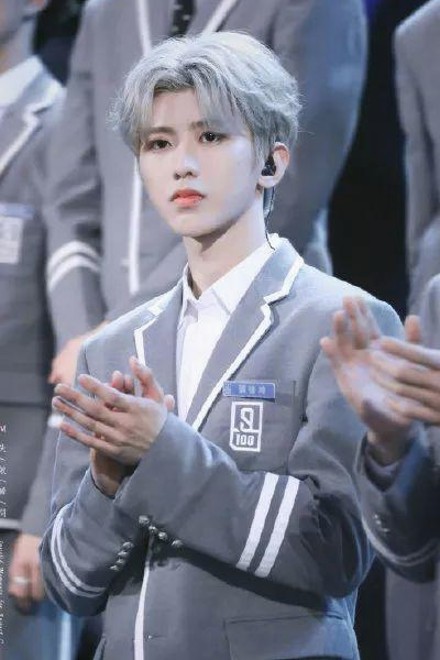 韩流明星光鲜背后：揭秘娱乐圈鲜为人知的幕后趣事🌟