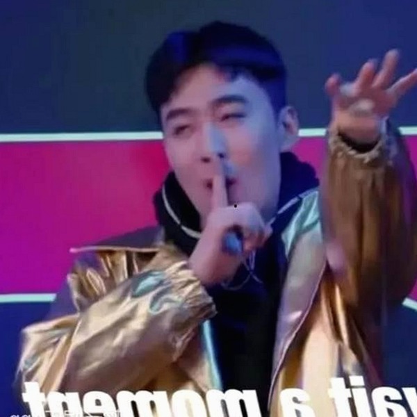 尼格买提遭误踢打假群：何老师“副业”成笑点，粉丝齐喊维权