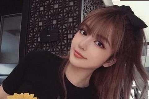 娱乐圈吃瓜撒娇现象背后:明星压力与粉丝互动的新解读