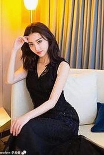 从平凡到闪耀:一位“外围”女孩的明星梦与整形蜕变之路