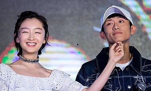 从网络动漫头像到流量女王：揭秘娱乐圈吃瓜文化背后的兴起逻辑